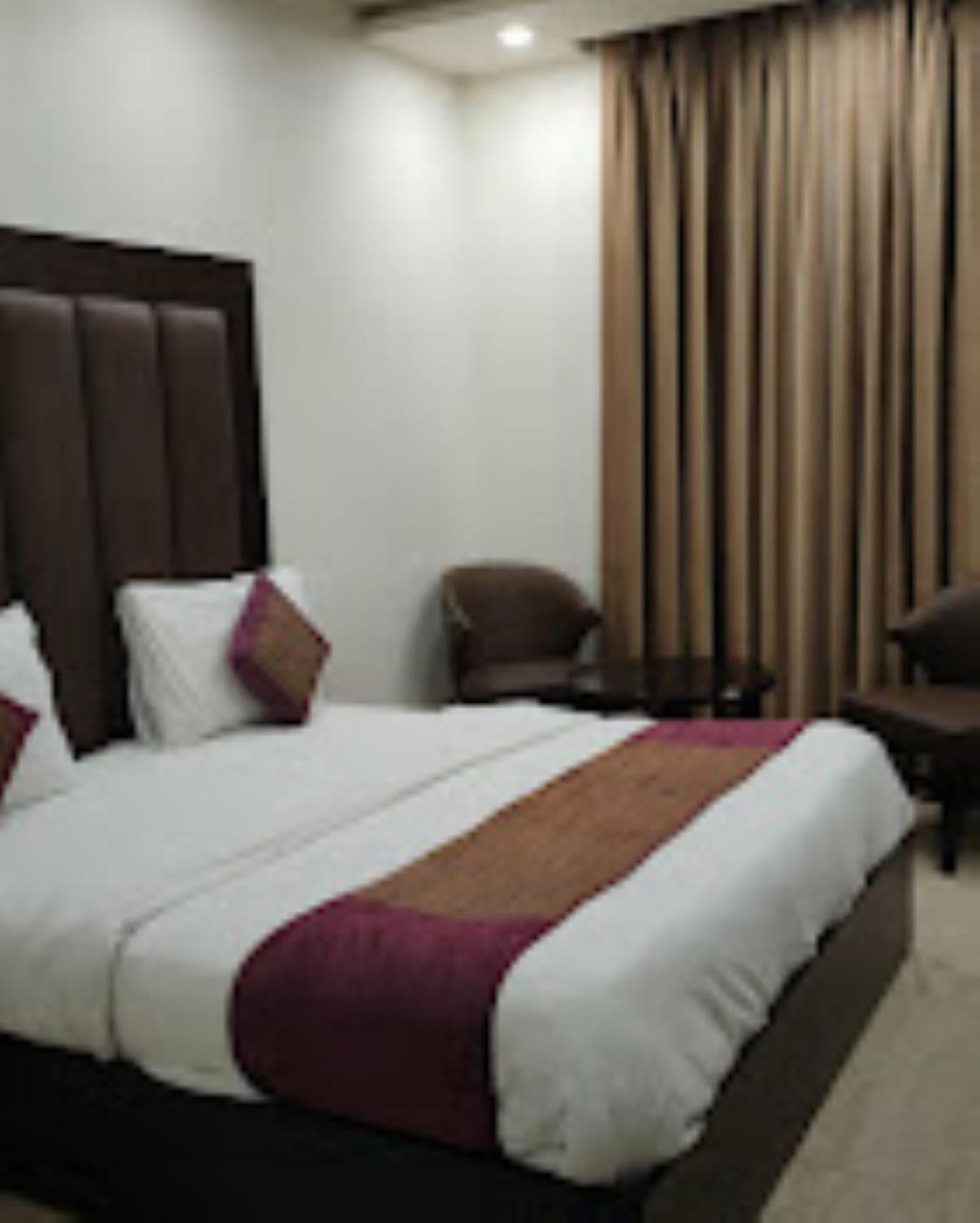 Hotel Royal Palace Hapur Exterior foto