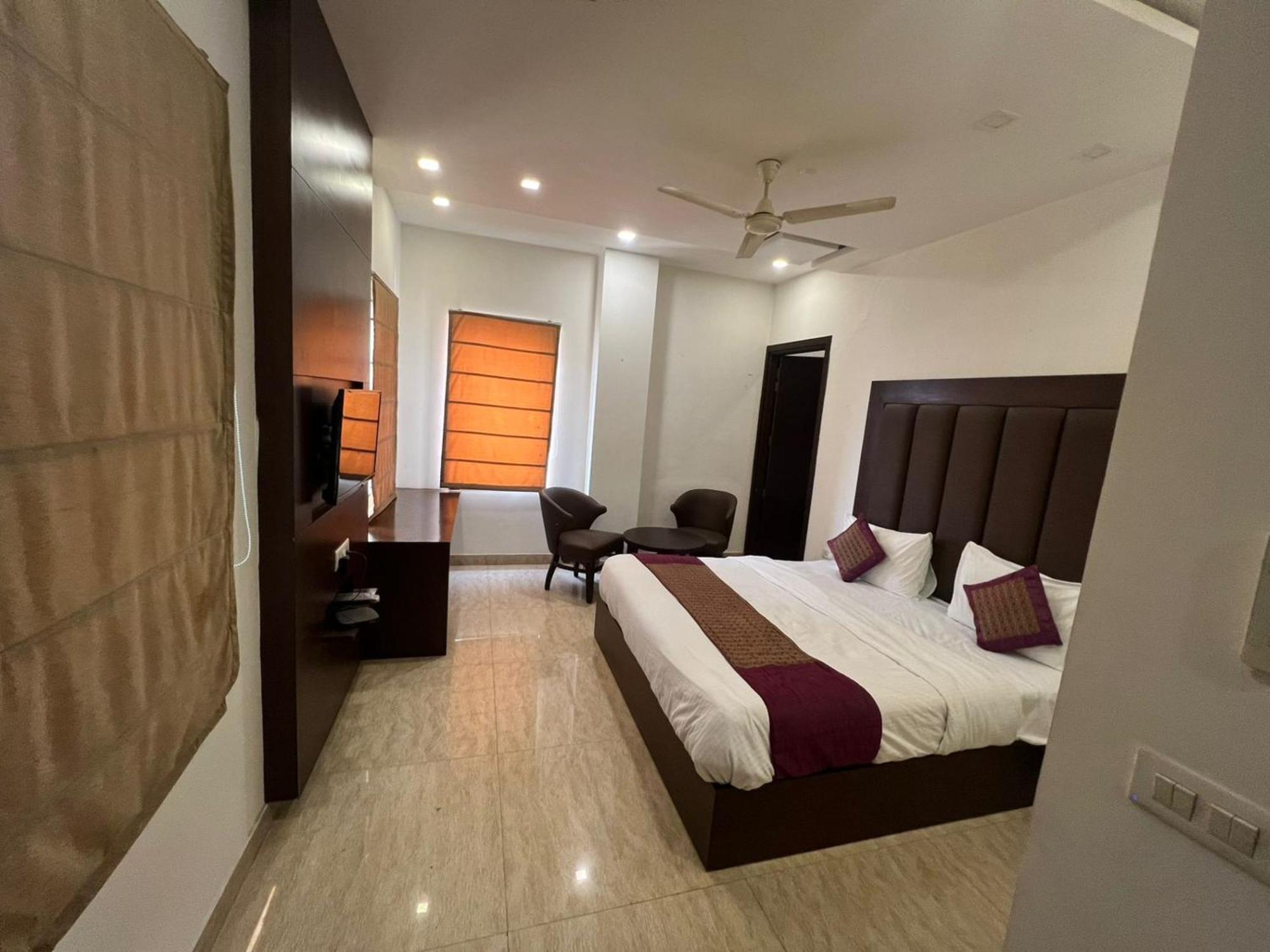 Hotel Royal Palace Hapur Exterior foto