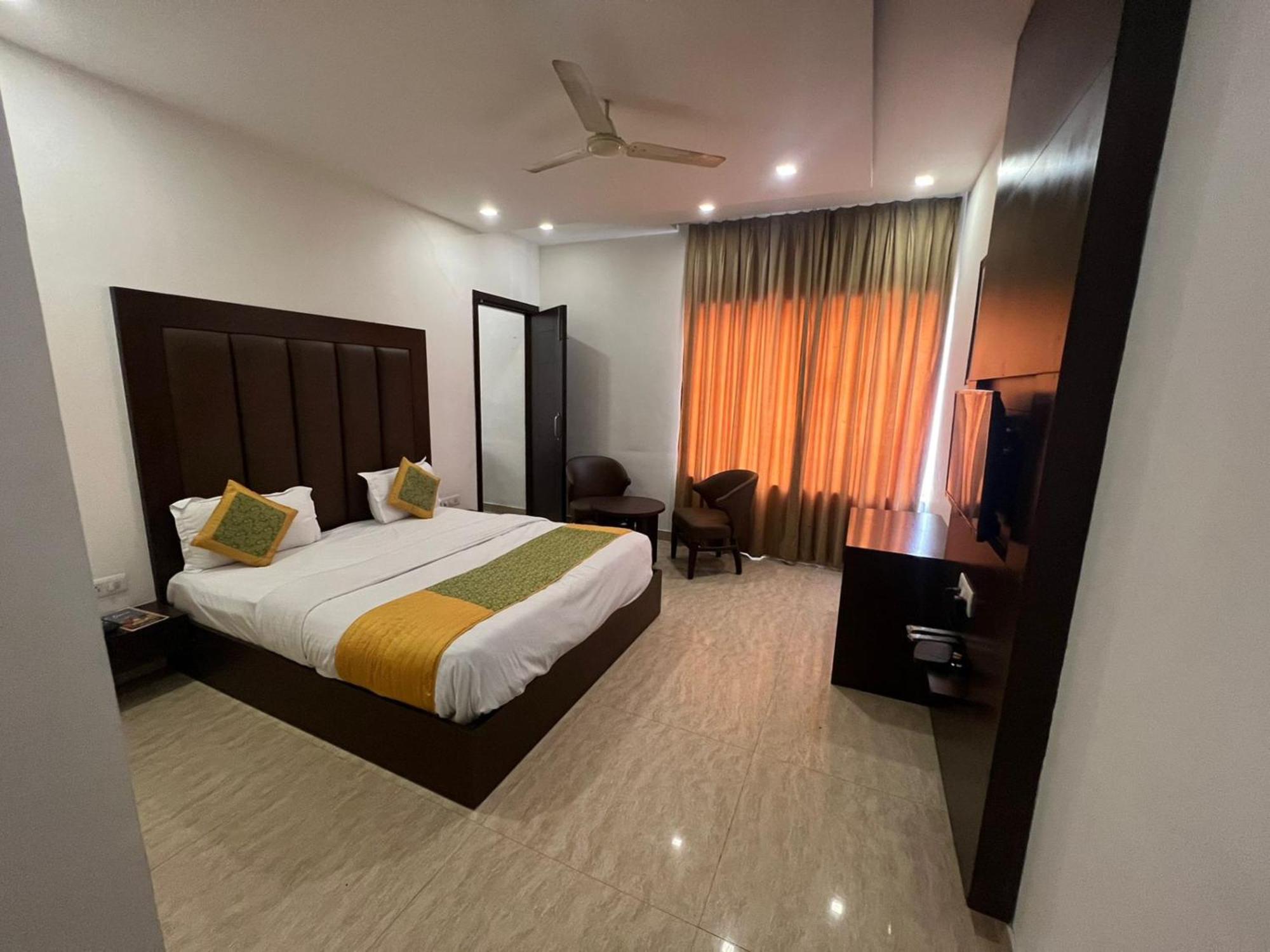Hotel Royal Palace Hapur Exterior foto