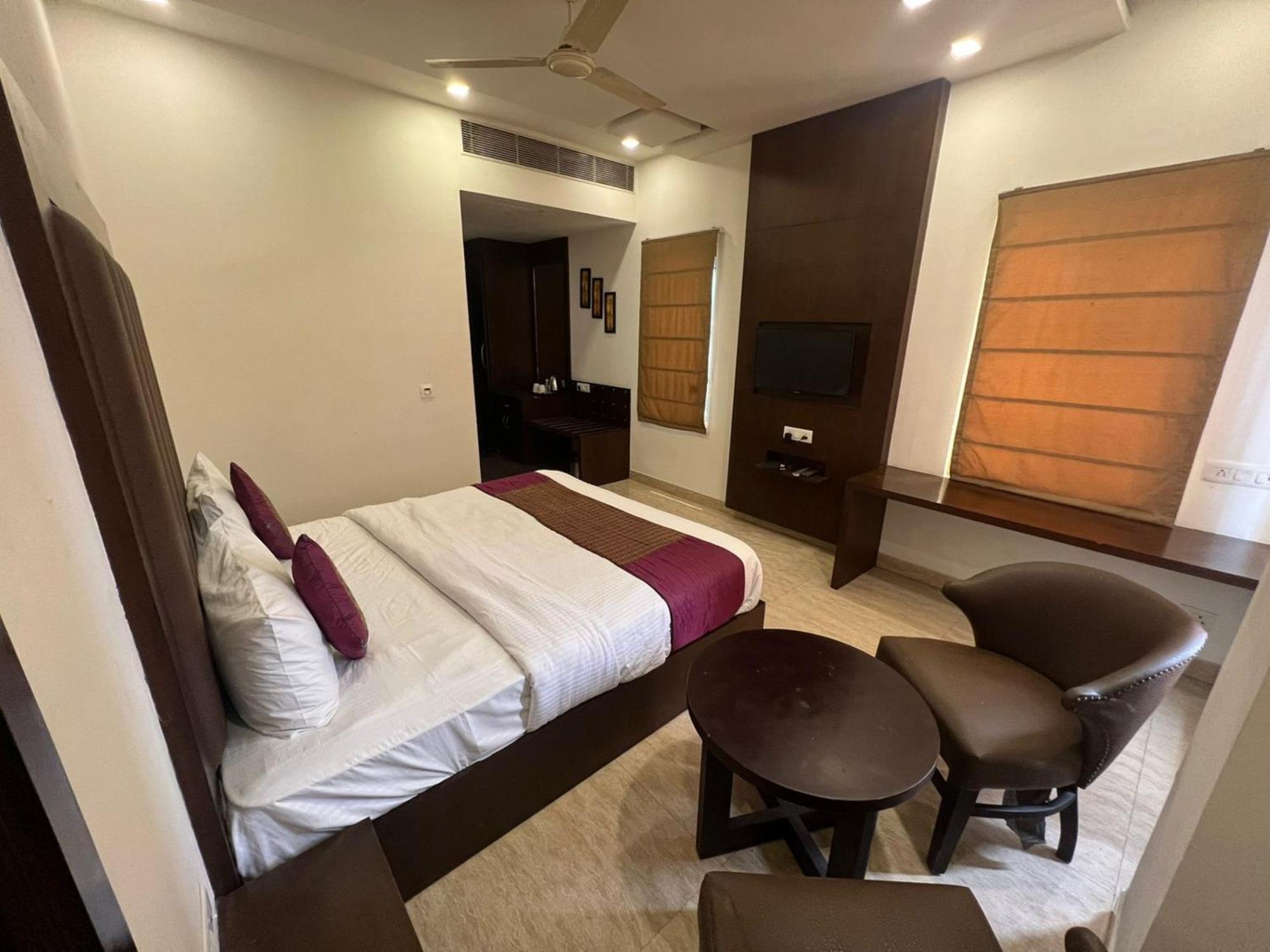 Hotel Royal Palace Hapur Exterior foto